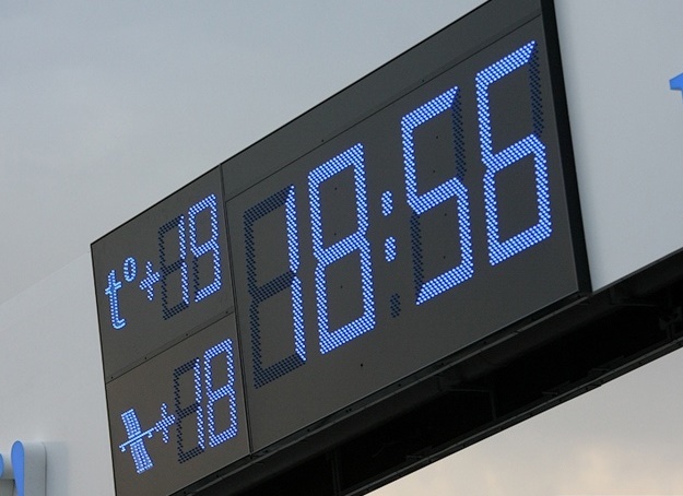 Информационное табло с показом температуры и времени